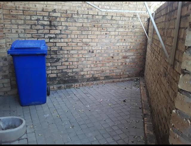 2 BEDROOM PROPERTY TO RENT IN ROOIHUISKRAAL NORTH